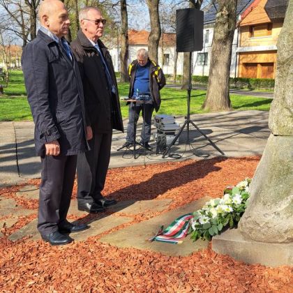 Megkoszorúztuk Nagy László szobrát 2025. április 11. kép